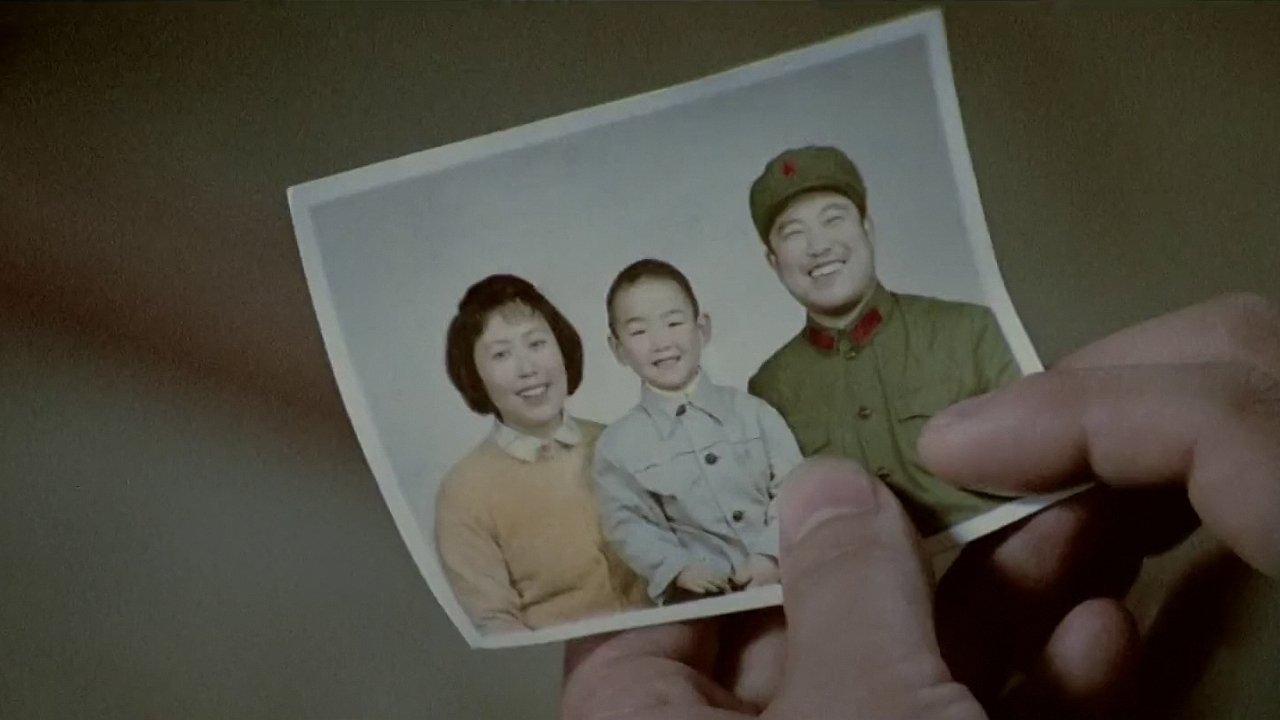 Wreaths at the Foot of the Mountain Background