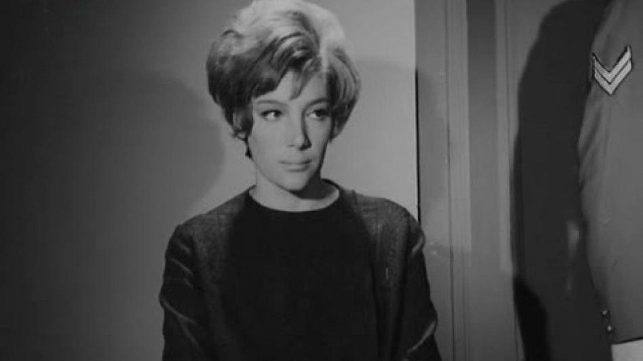 Μία γυναίκα κατηγορείται Background