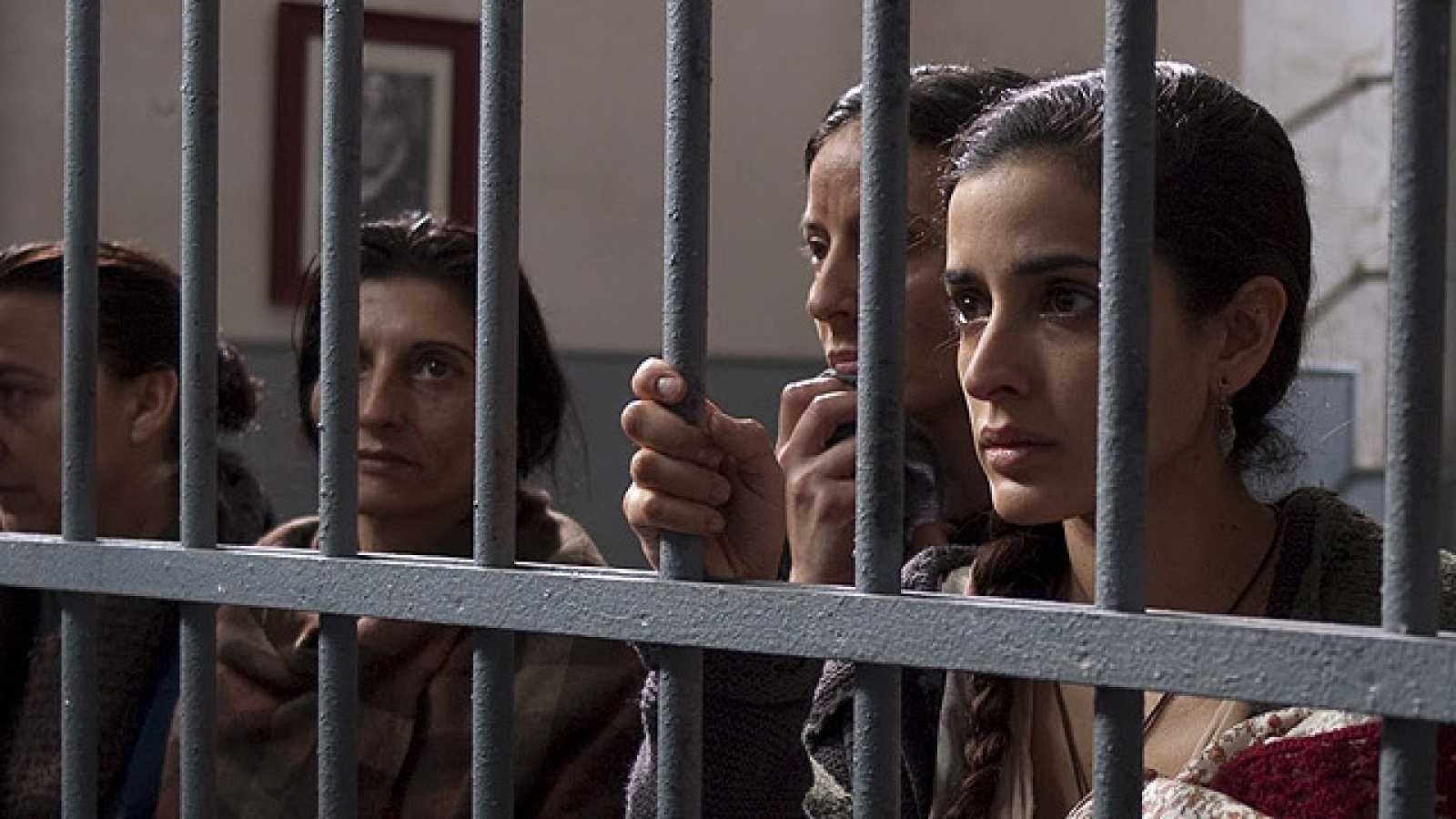 La voz dormida Background