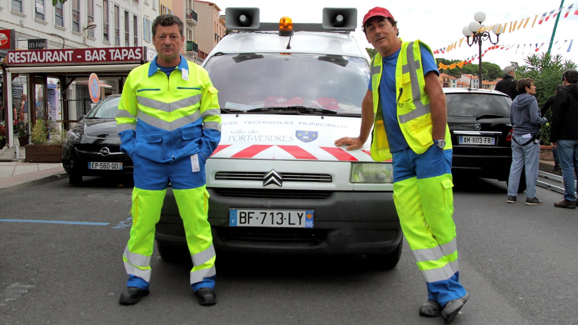 Les Municipaux, ces héros Background