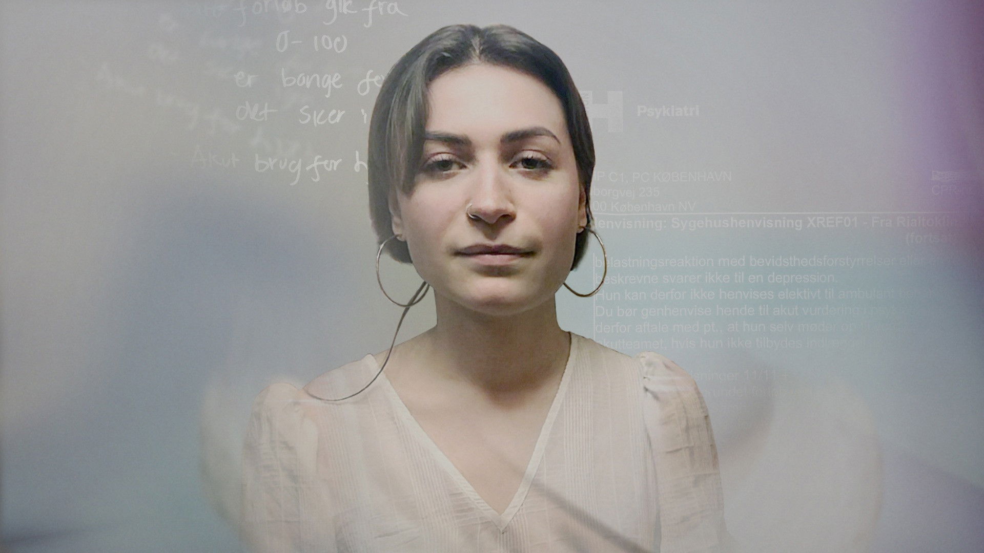 Hvem griber Sarah? Background