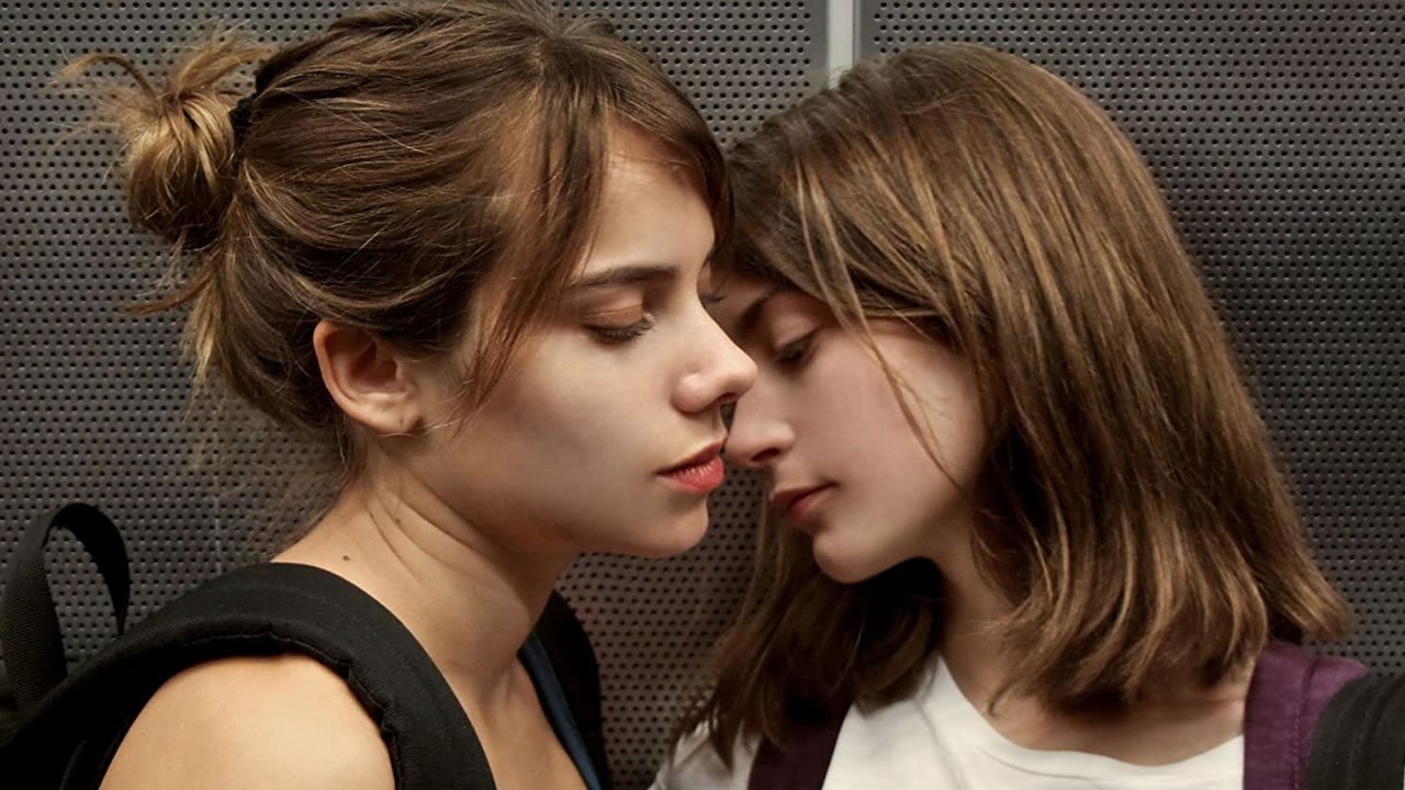 Joven y alocada Background