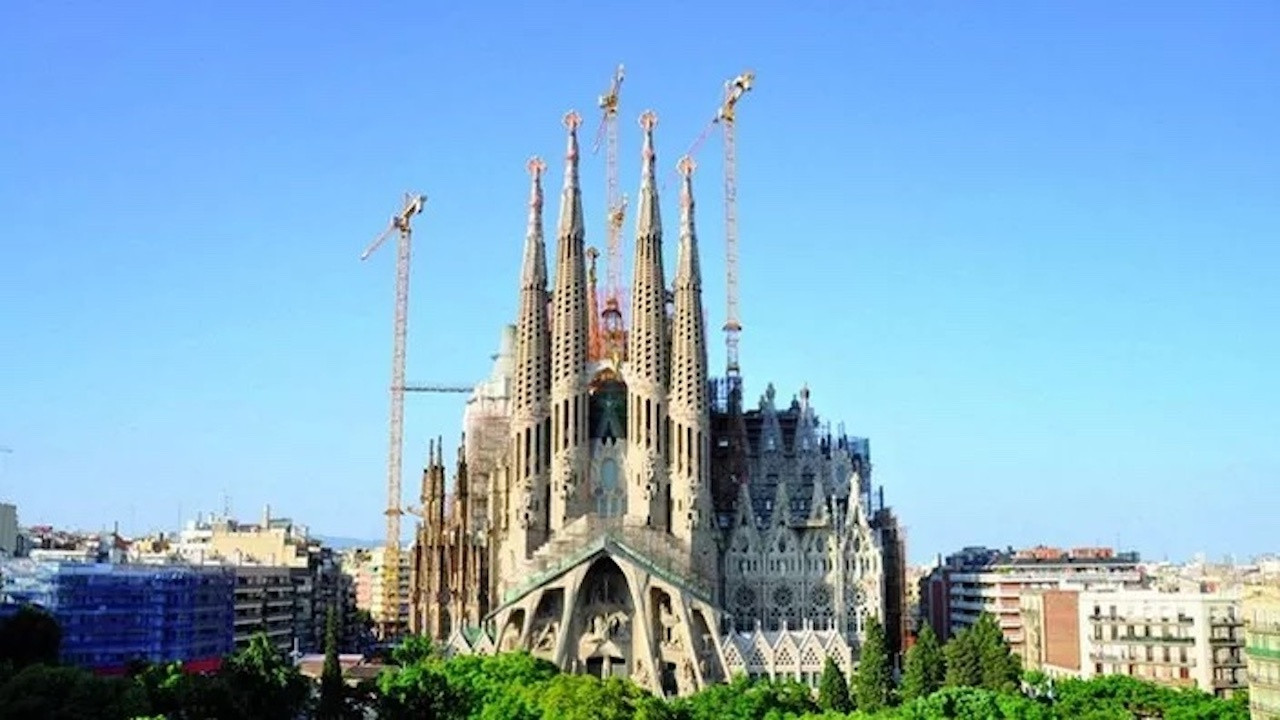 SAGRADA: El misteri de la creació Background