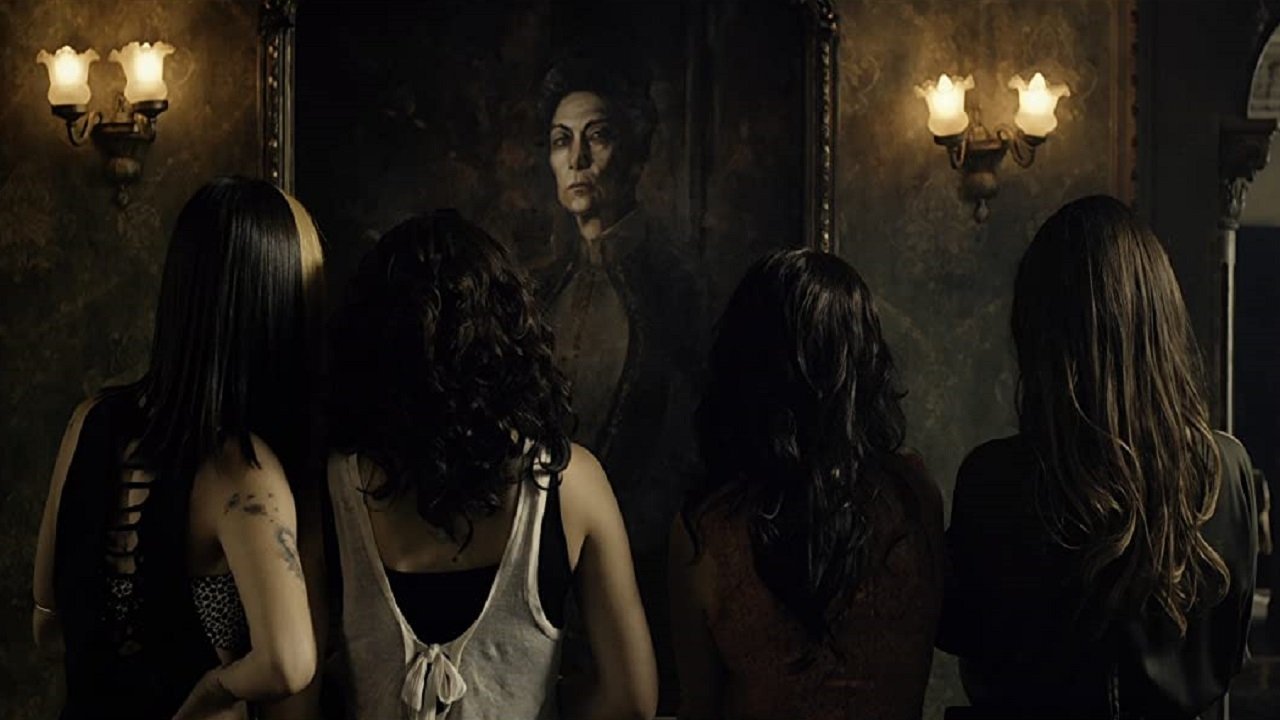 Más negro que la noche Background