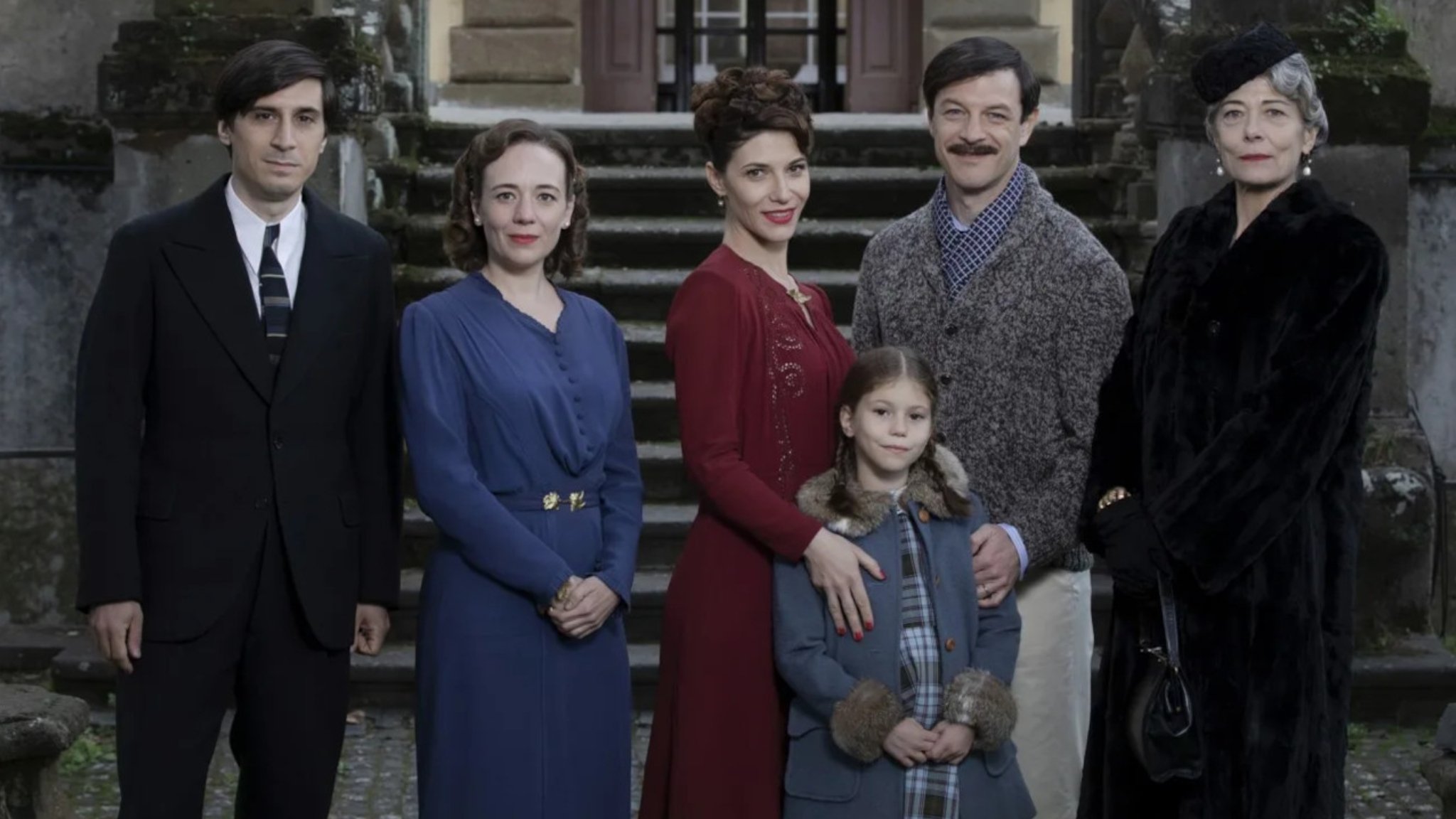 La bambina con la valigia Background