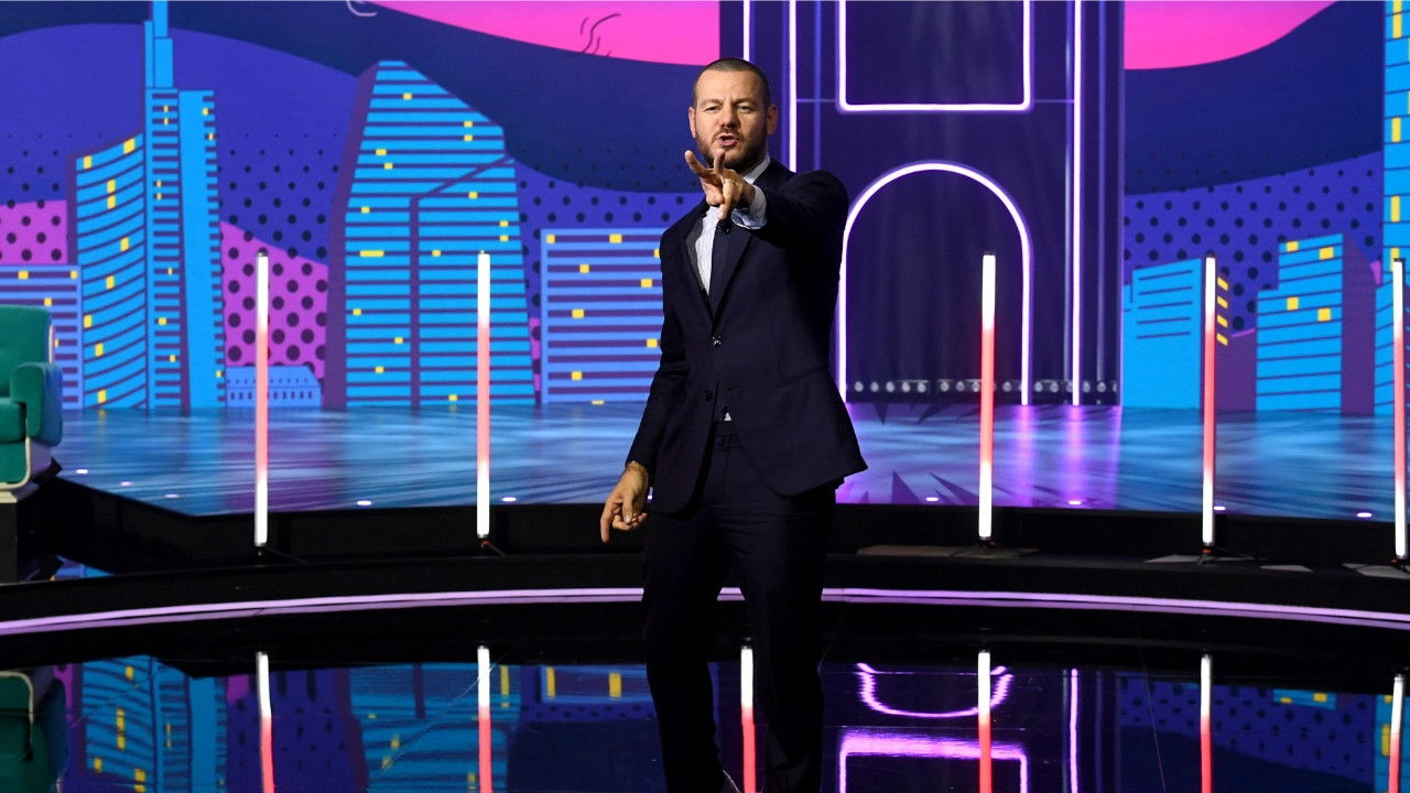 Stasera c’è Cattelan su Raidue Background