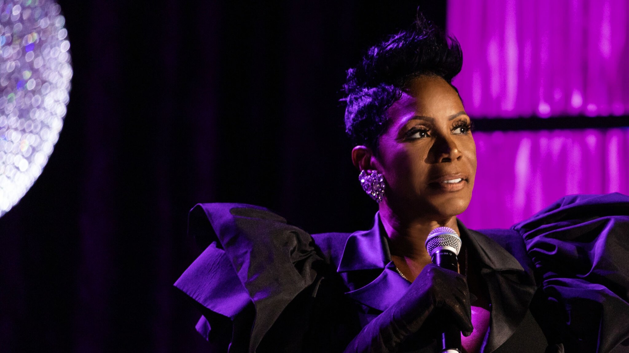 Sommore: Queen Chandelier Background