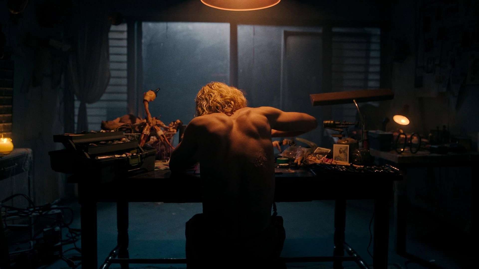 Psicópata: El Asesino del Conejo Blanco Background