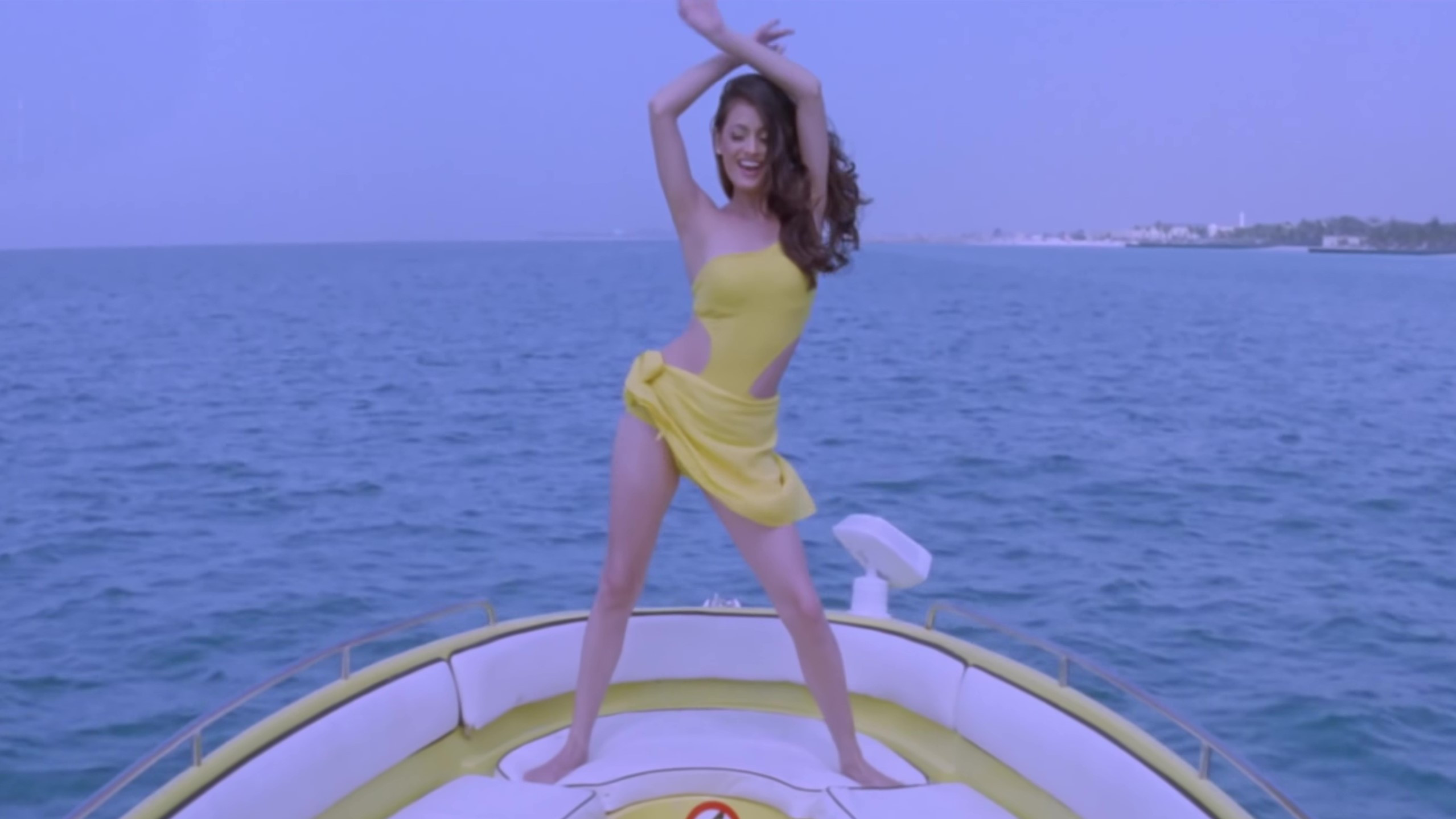 Koi Mere Dil Mein Hai Background