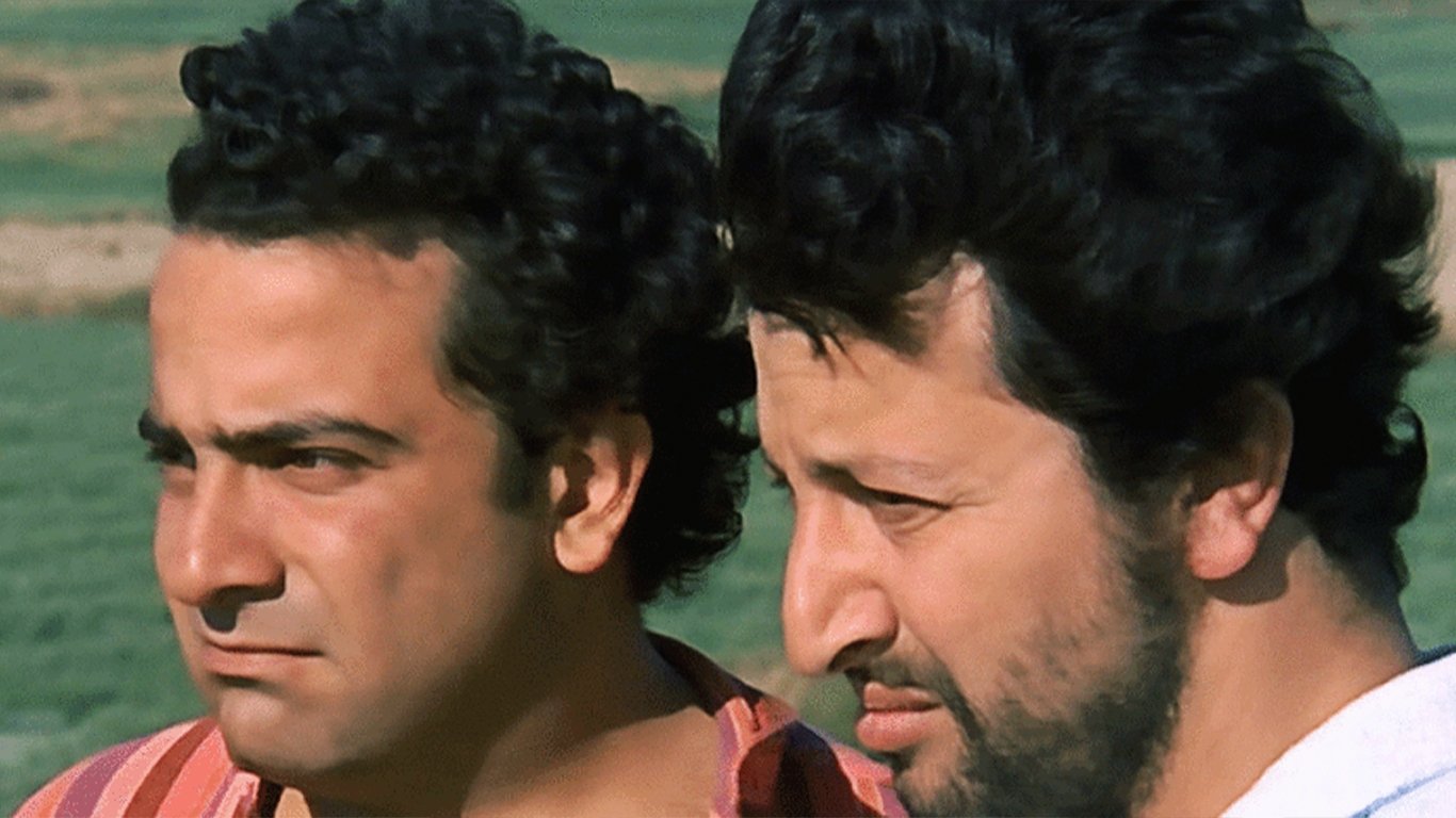 Güler misin Ağlar mısın Background