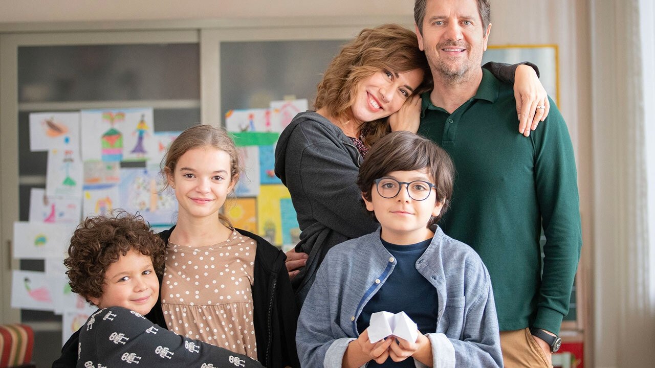 Tre di troppo Background