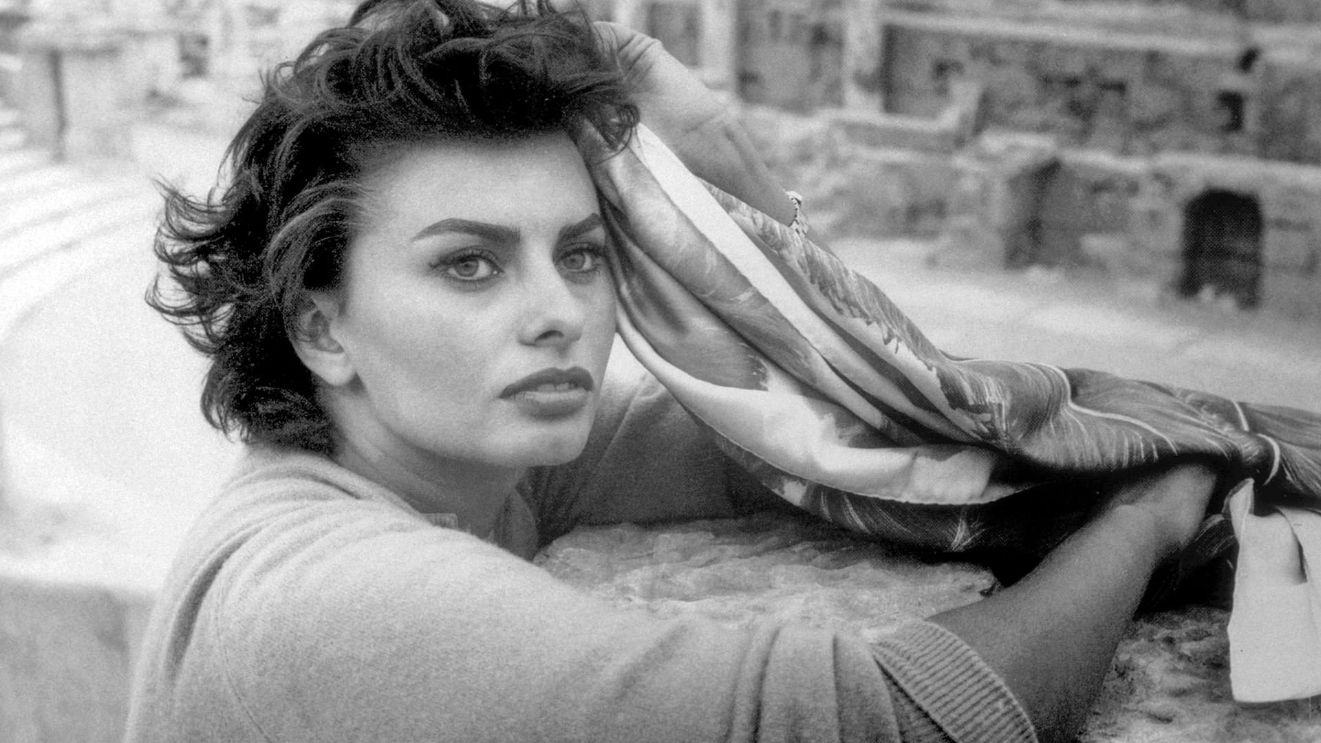 Sophia Loren, a special destiny Background