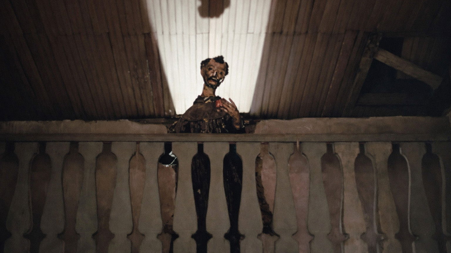 Los murmullos Background