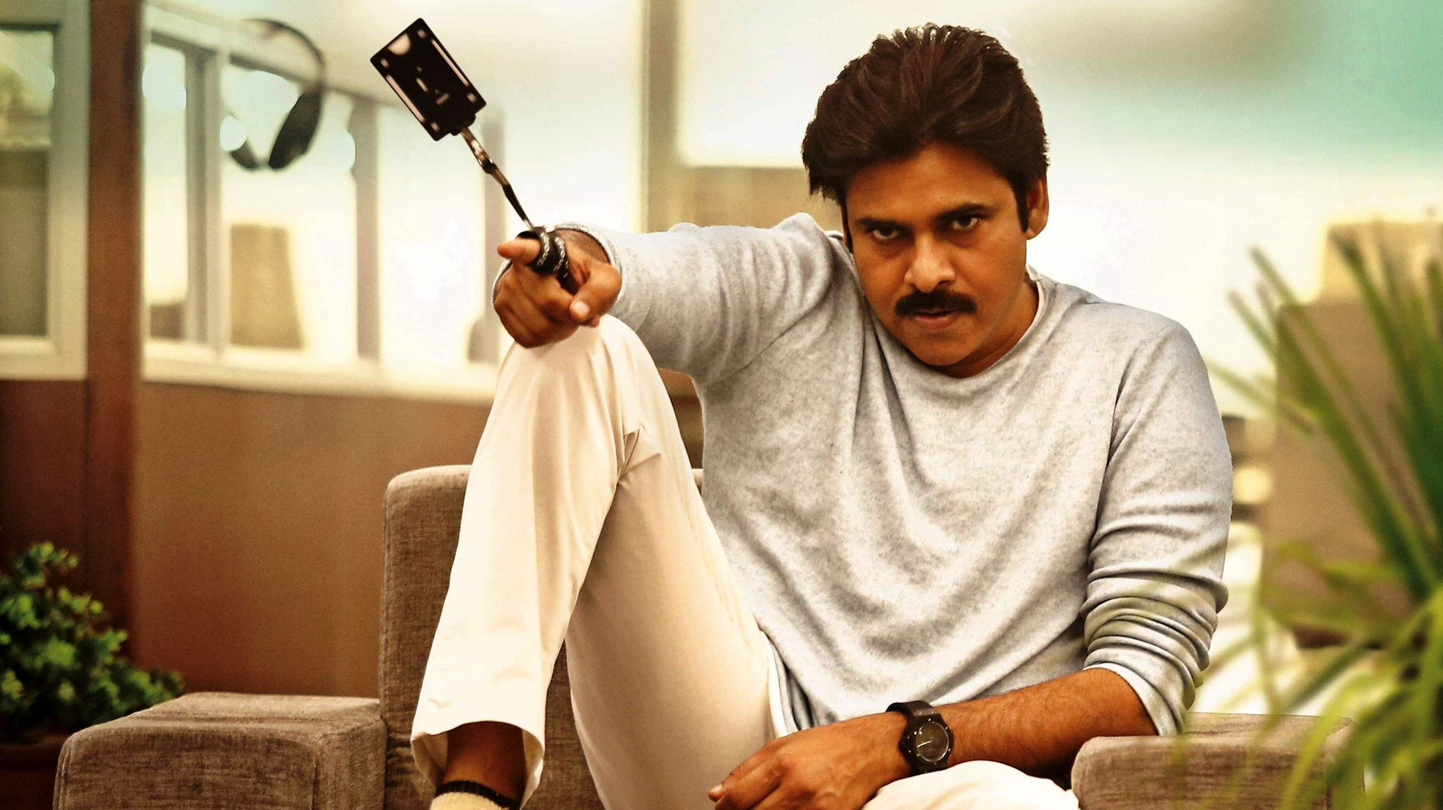 Agnyaathavaasi Background