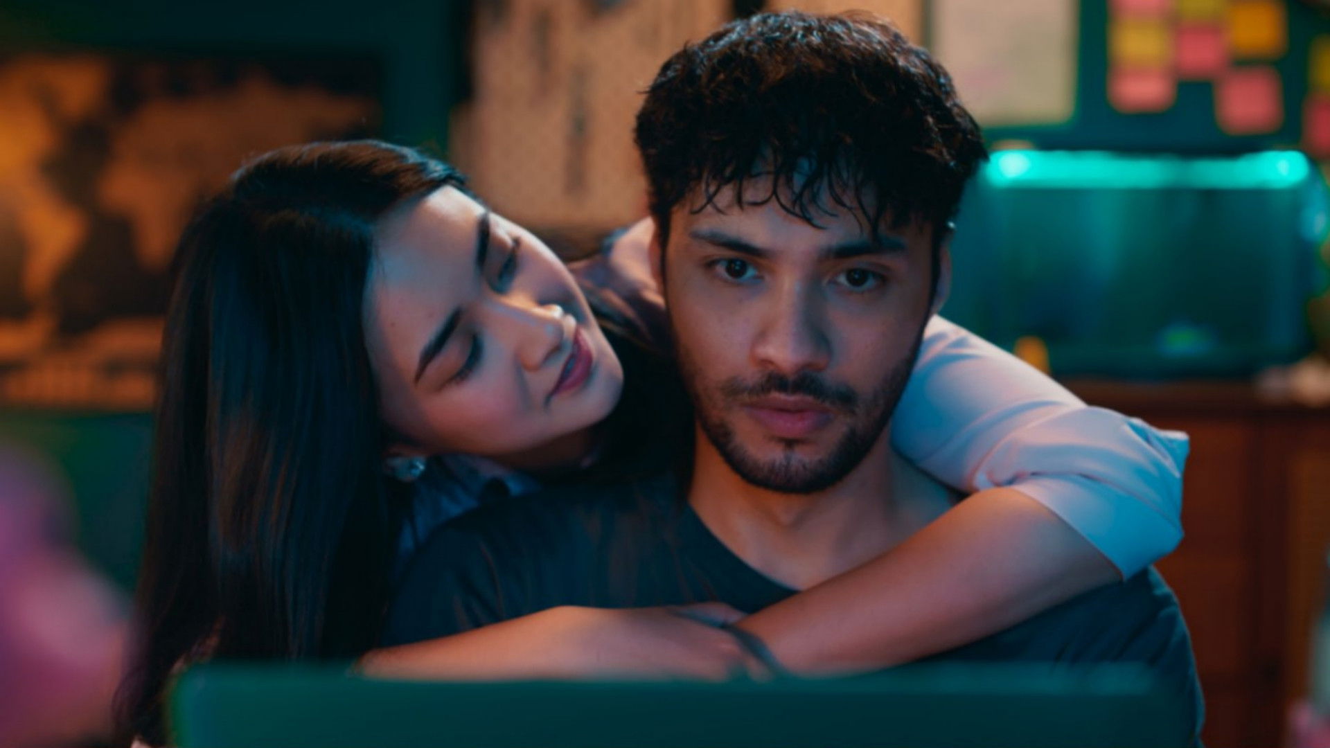 Cinta Tak Pernah Tepat Waktu Background