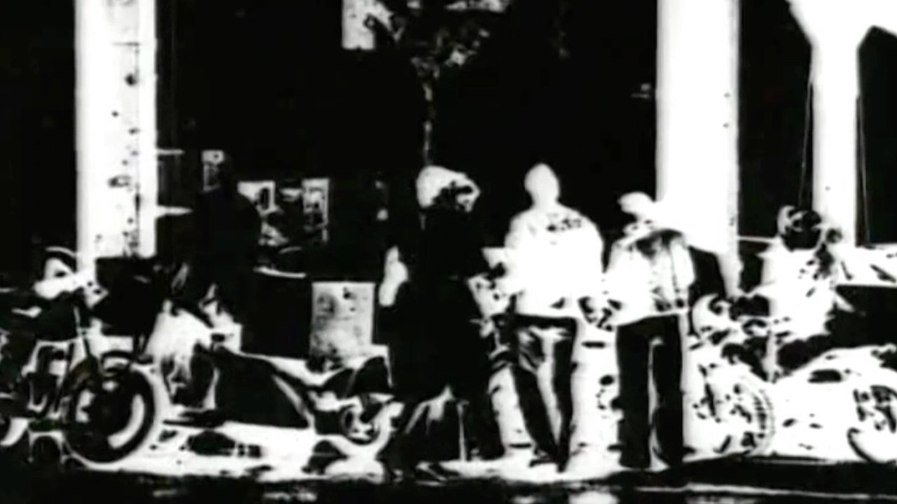 Se solicita Muchacha de buena presencia y Motorizado con moto propia Background