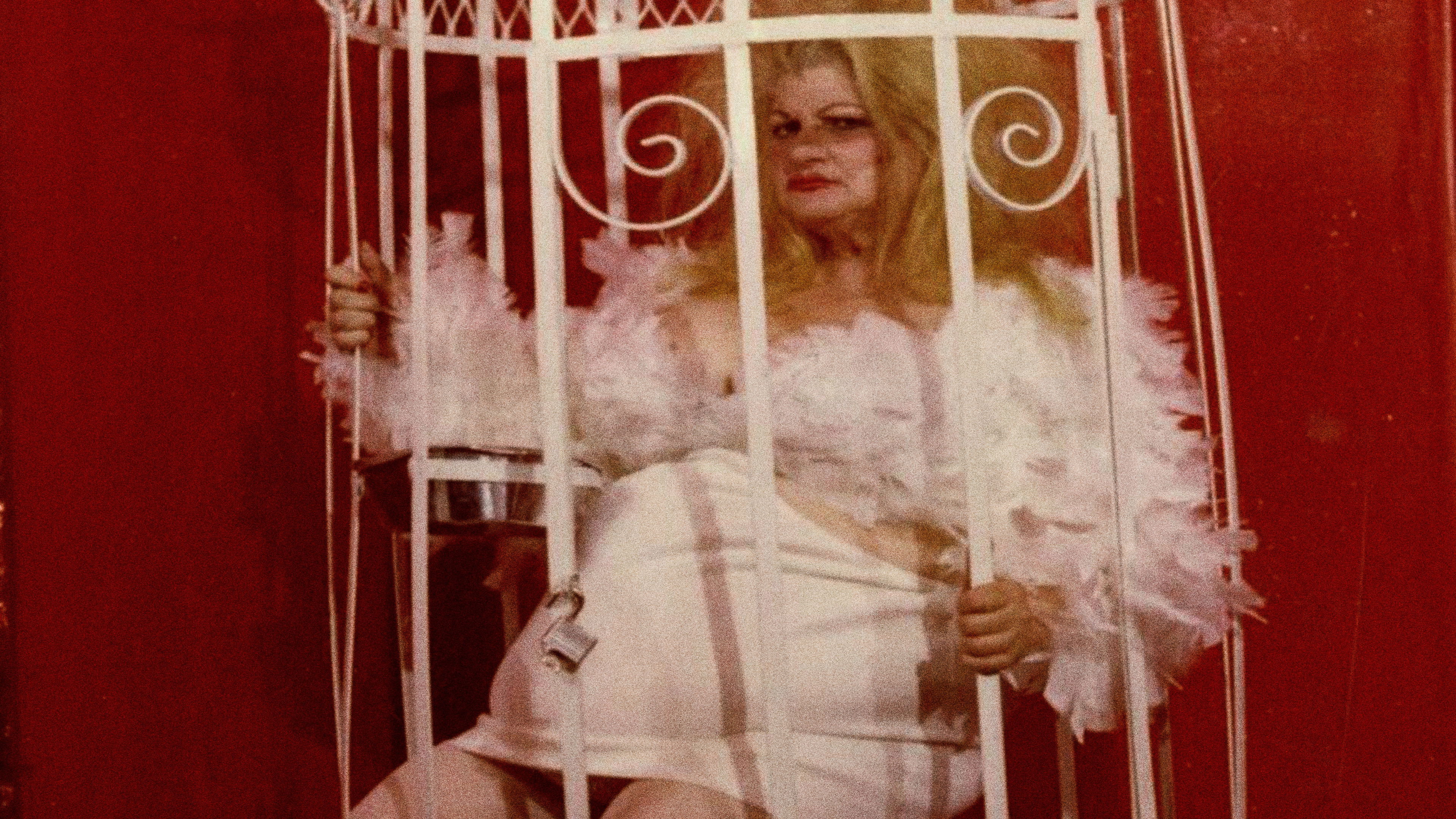 Love Letter to Edie Background