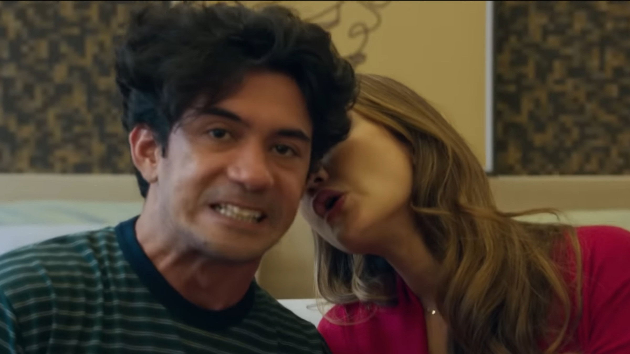 Mendarat Darurat Background