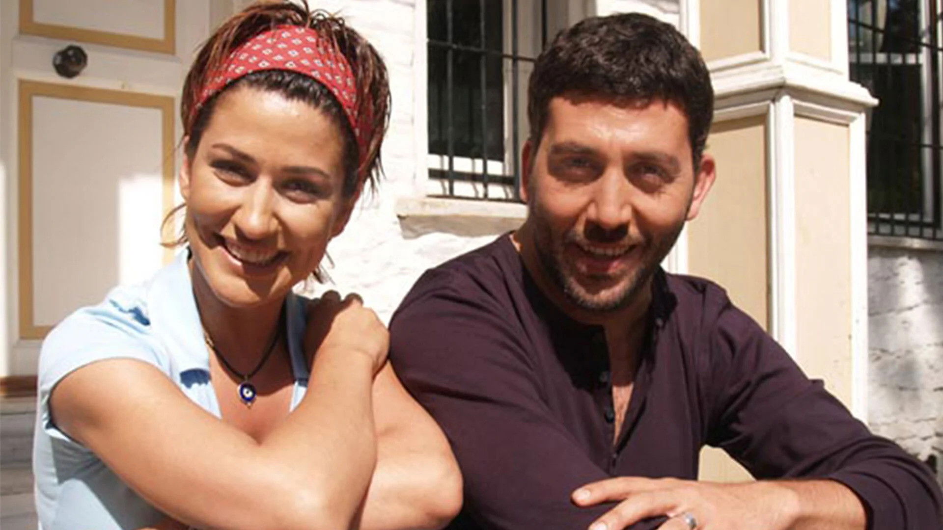 İki Aile Background