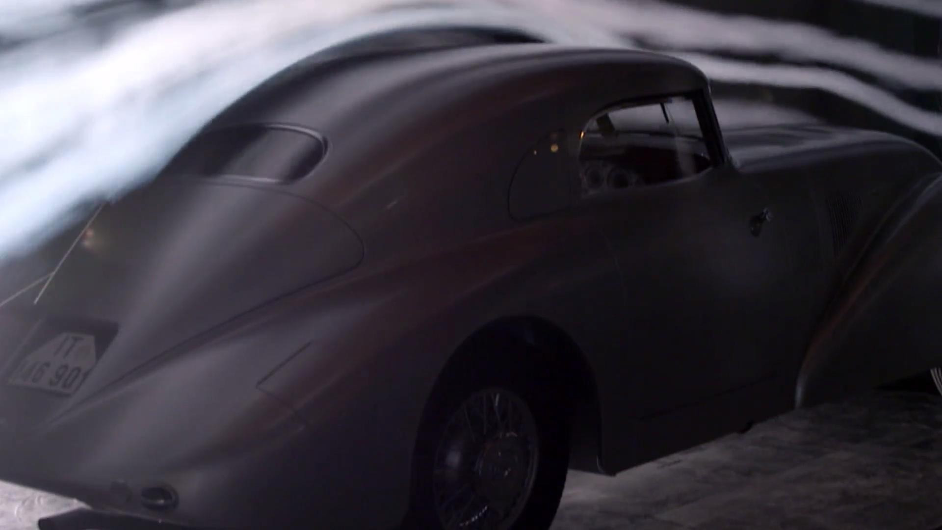 The Streamliner Case - Recreating The Mercedes-Benz 540K Background