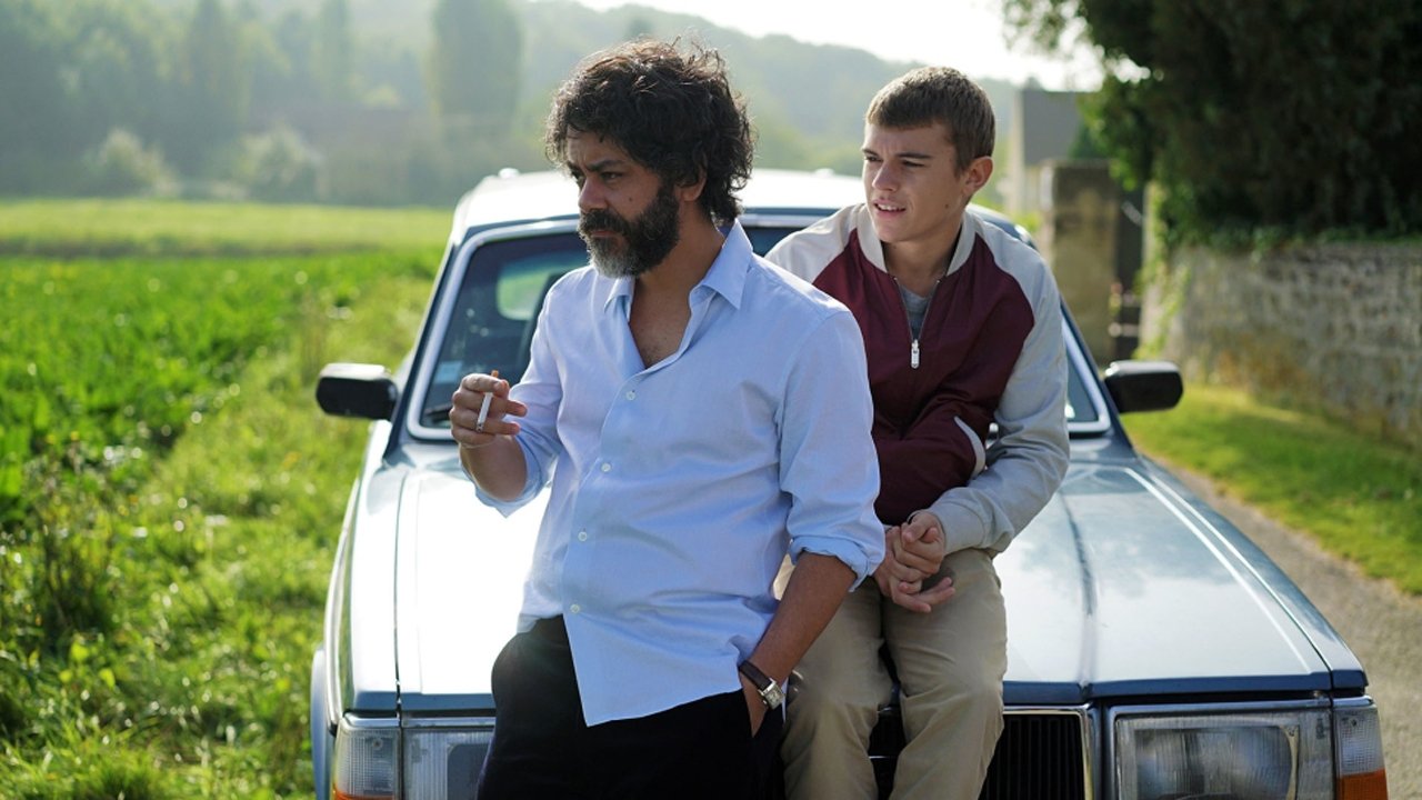 Un début prometteur Background