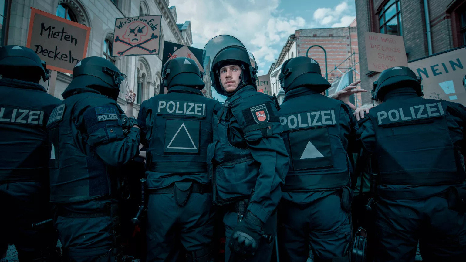 Allein zwischen den Fronten Background