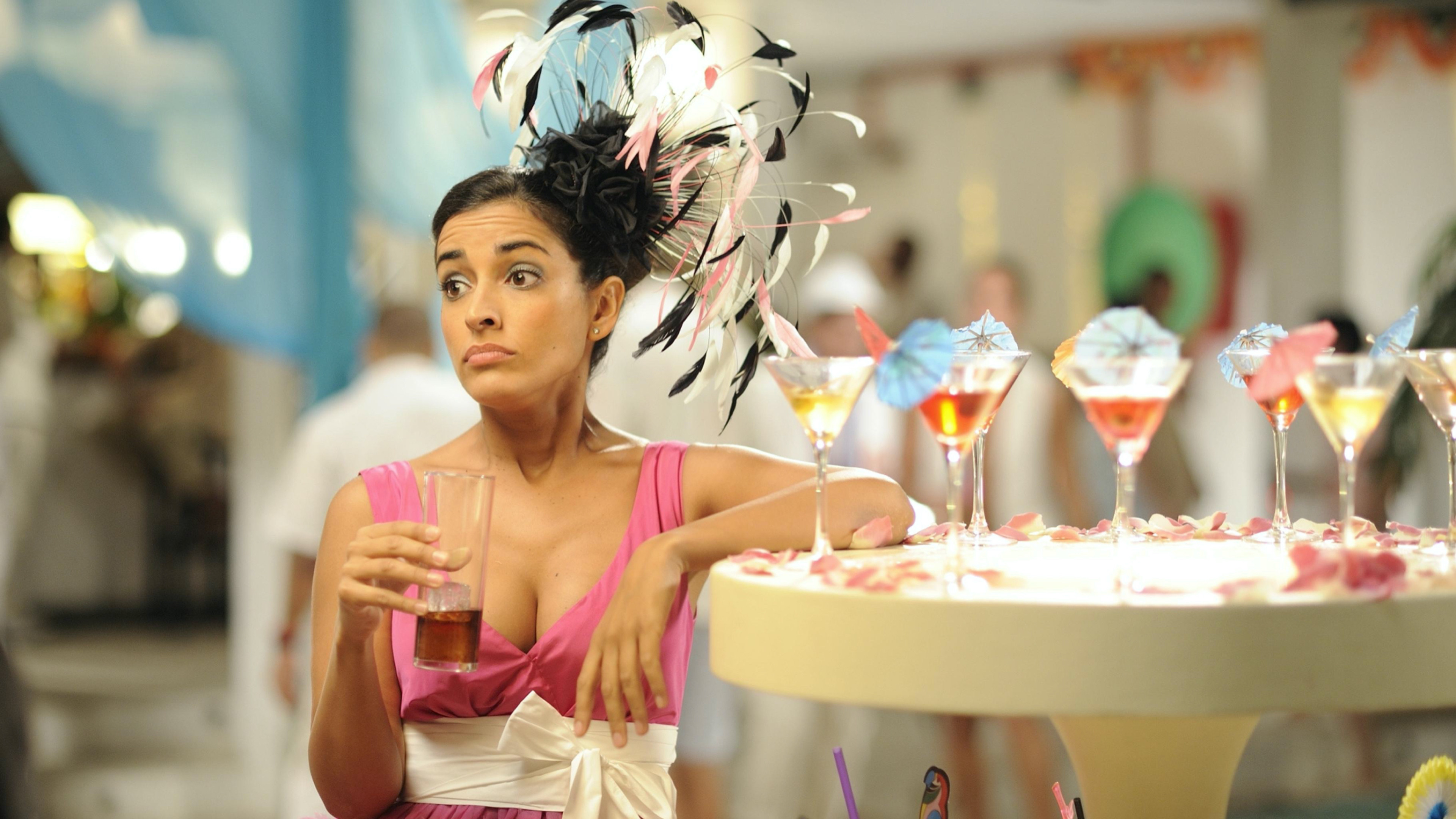 Tres bodas de más Background