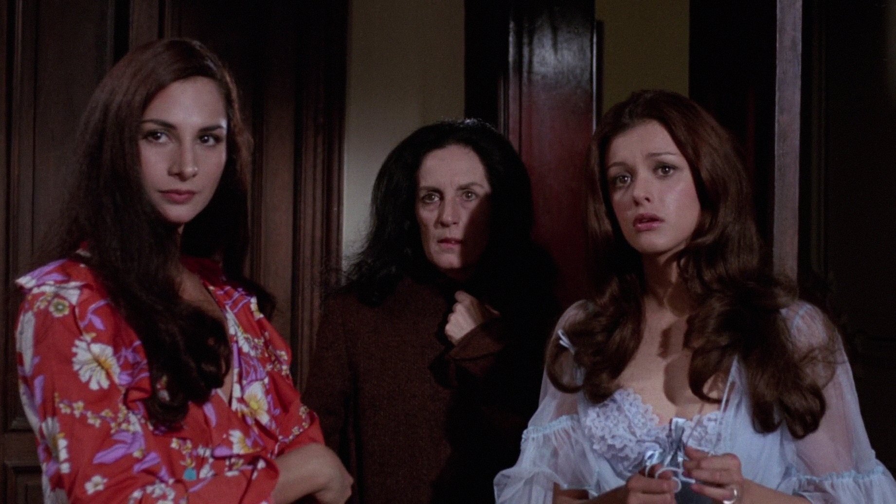 Más negro que la noche Background