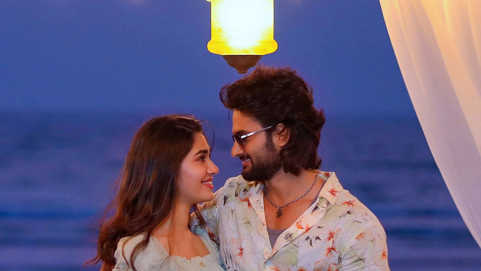 Aa Ammayi Gurinchi Meeku Cheppali Background