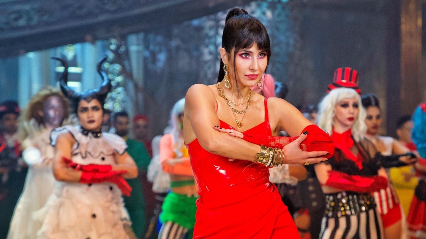 Phone Bhoot Background