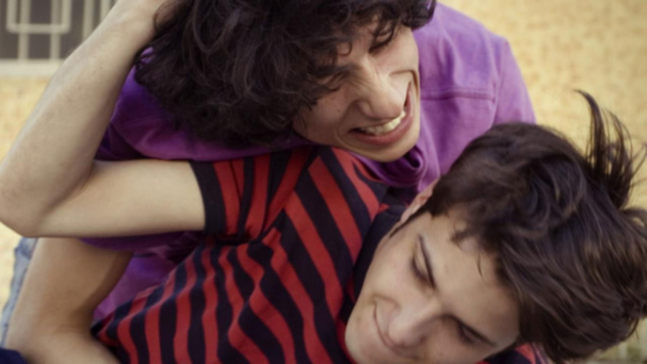 Amor crudo Background