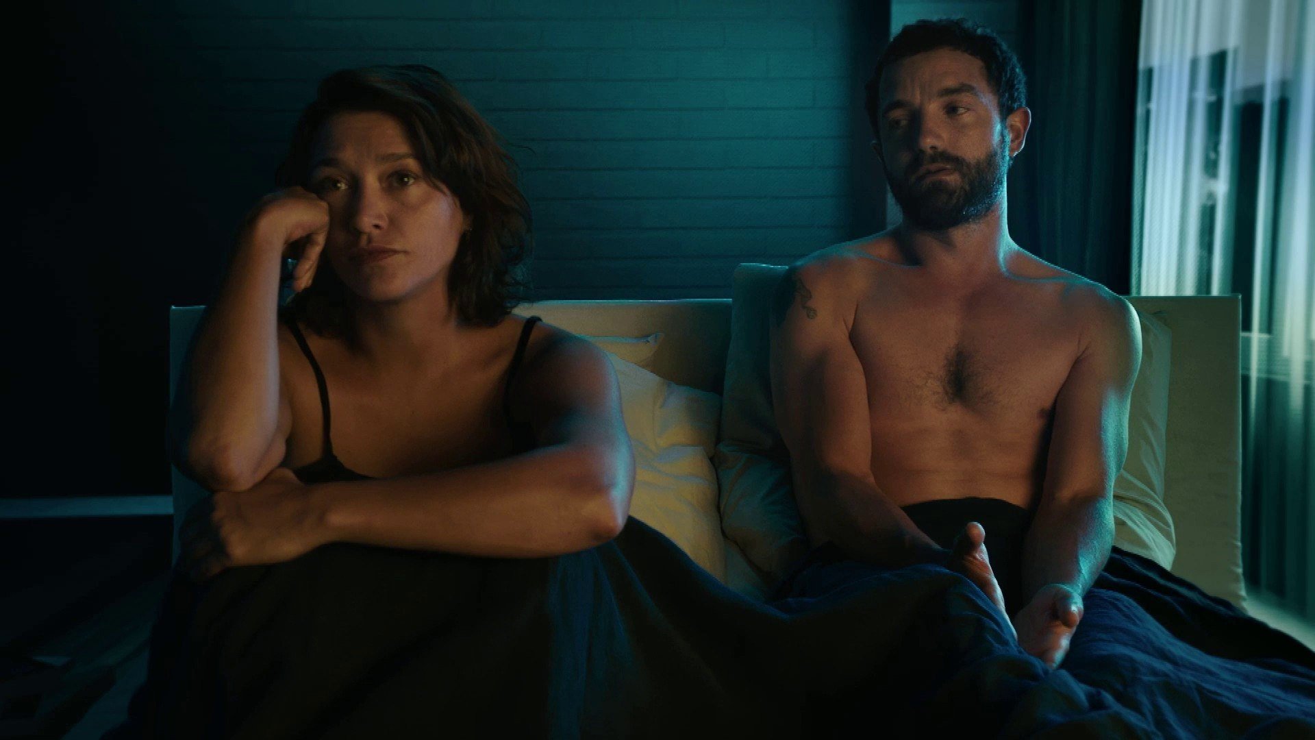 Moins qu'hier (plus que demain) Background