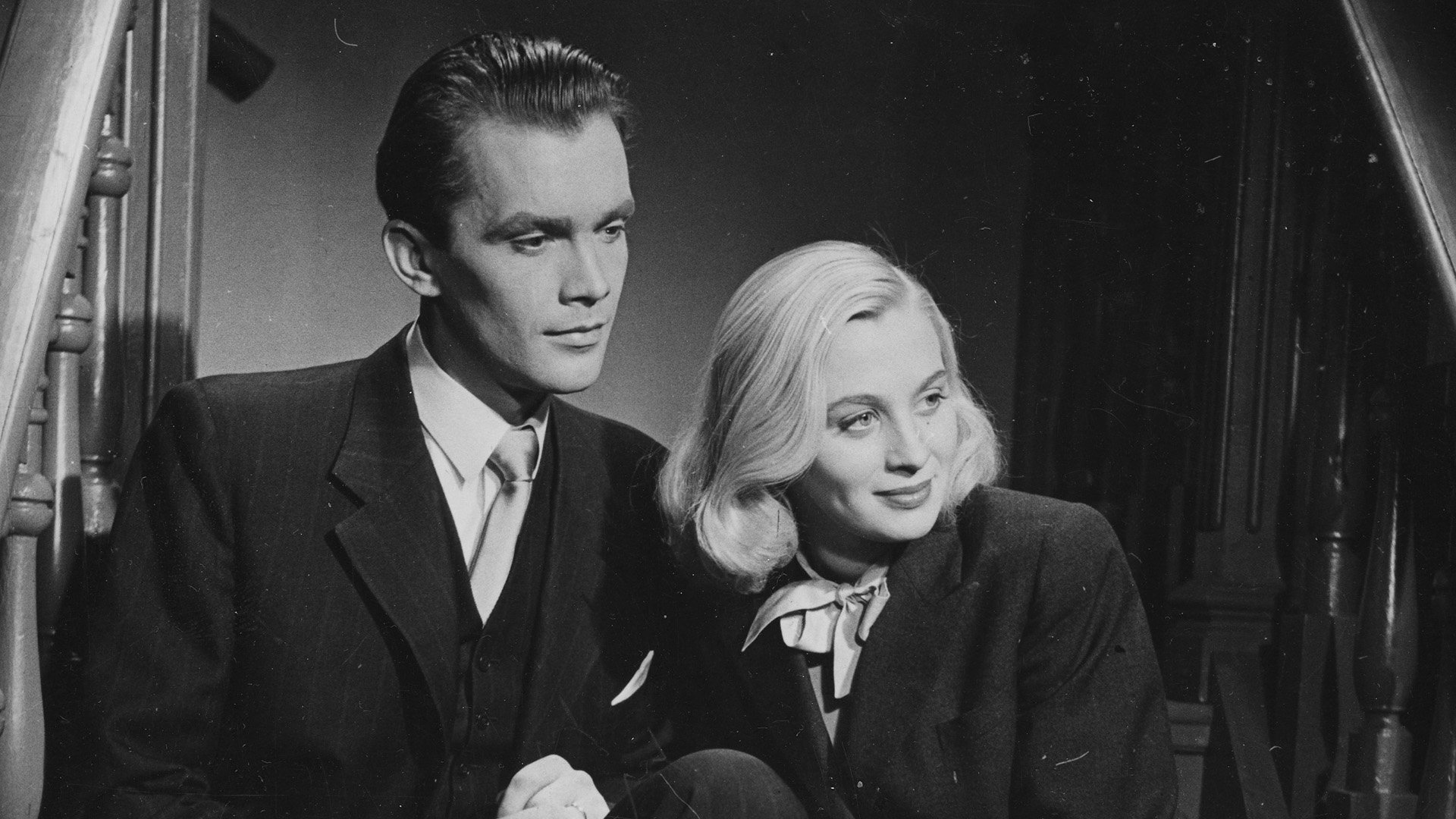 Music in Darkness Background