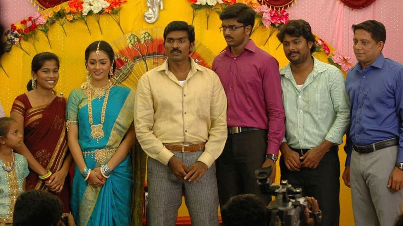 Naduvula Konjam Pakkatha Kaanom Background