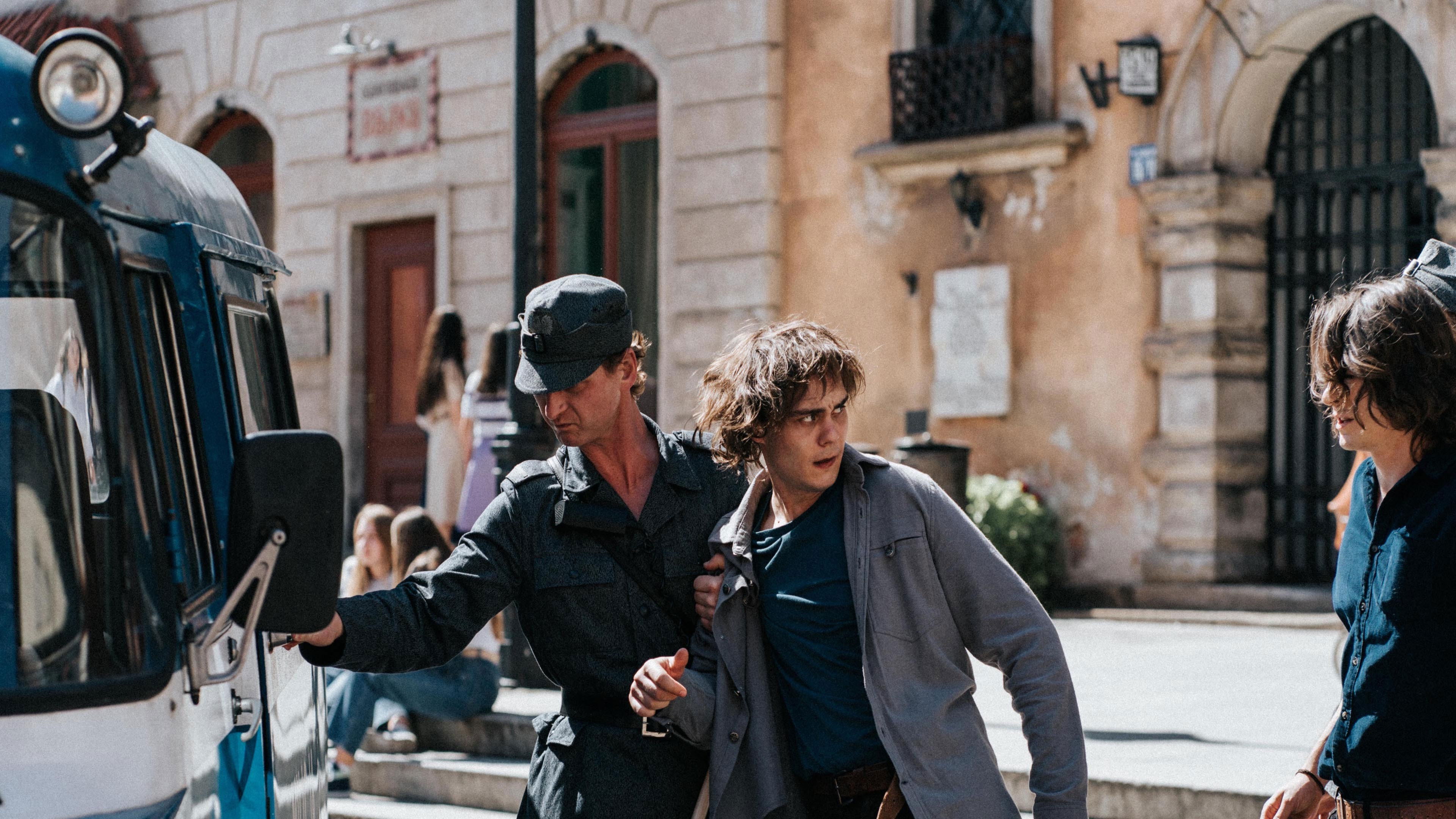 Leave No Traces Background