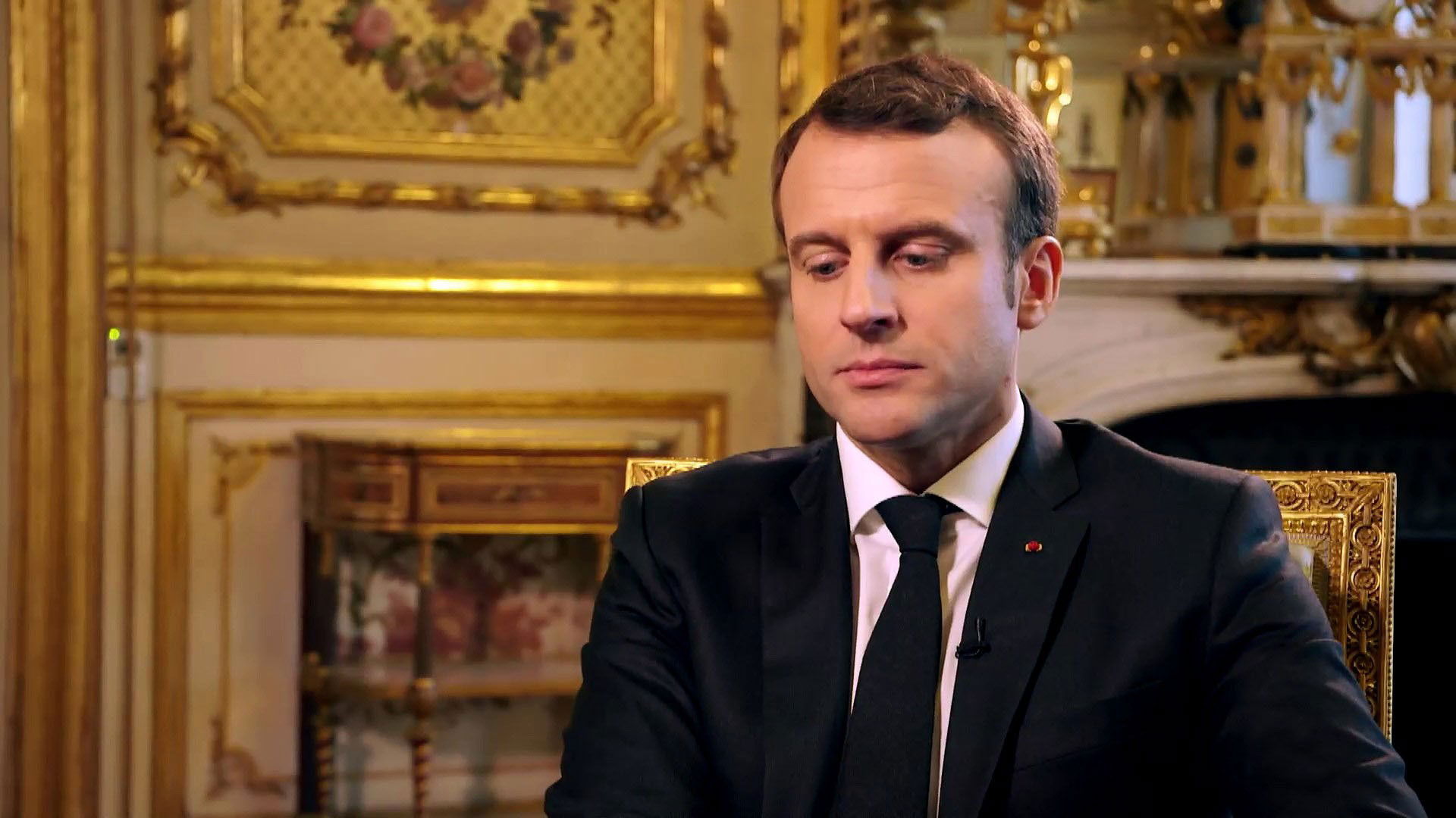 Macron président, la fin de l'innocence Background