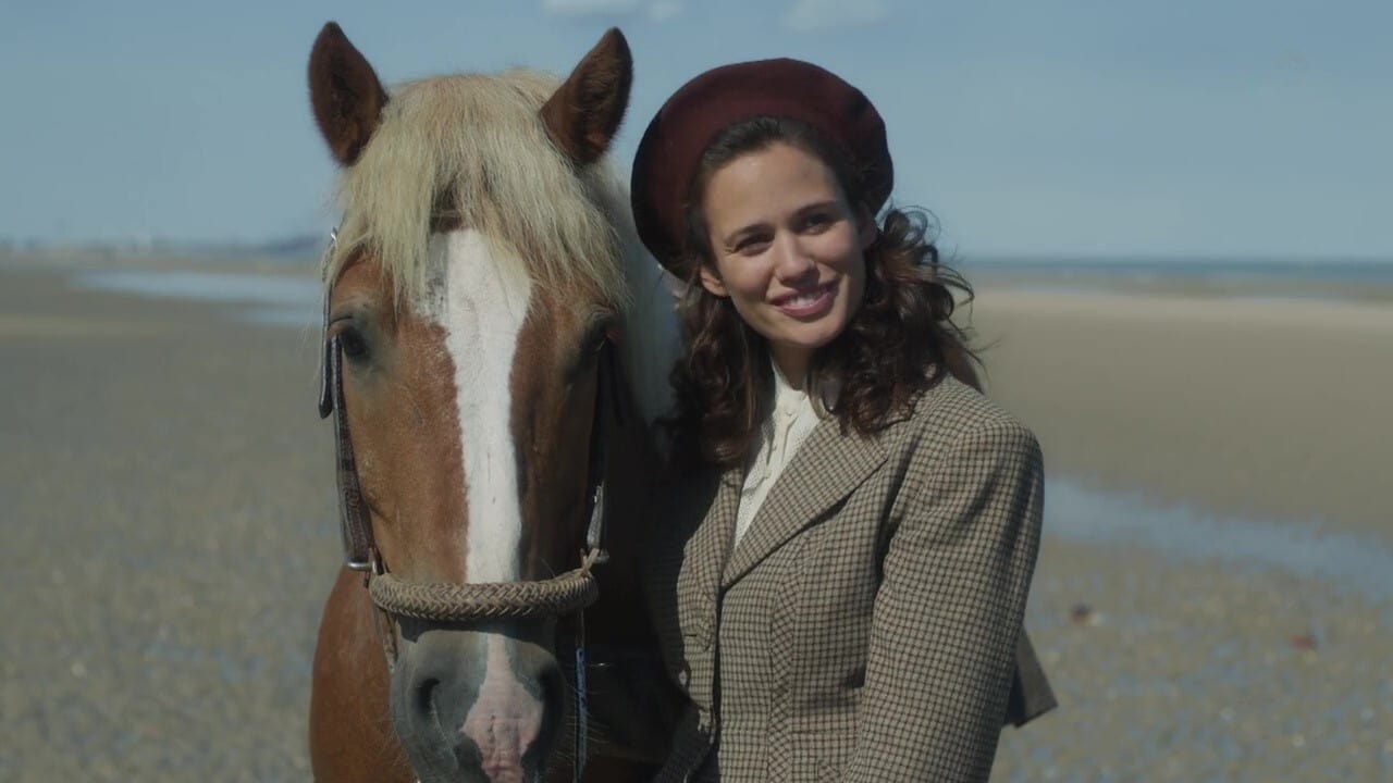 La petite femelle Background