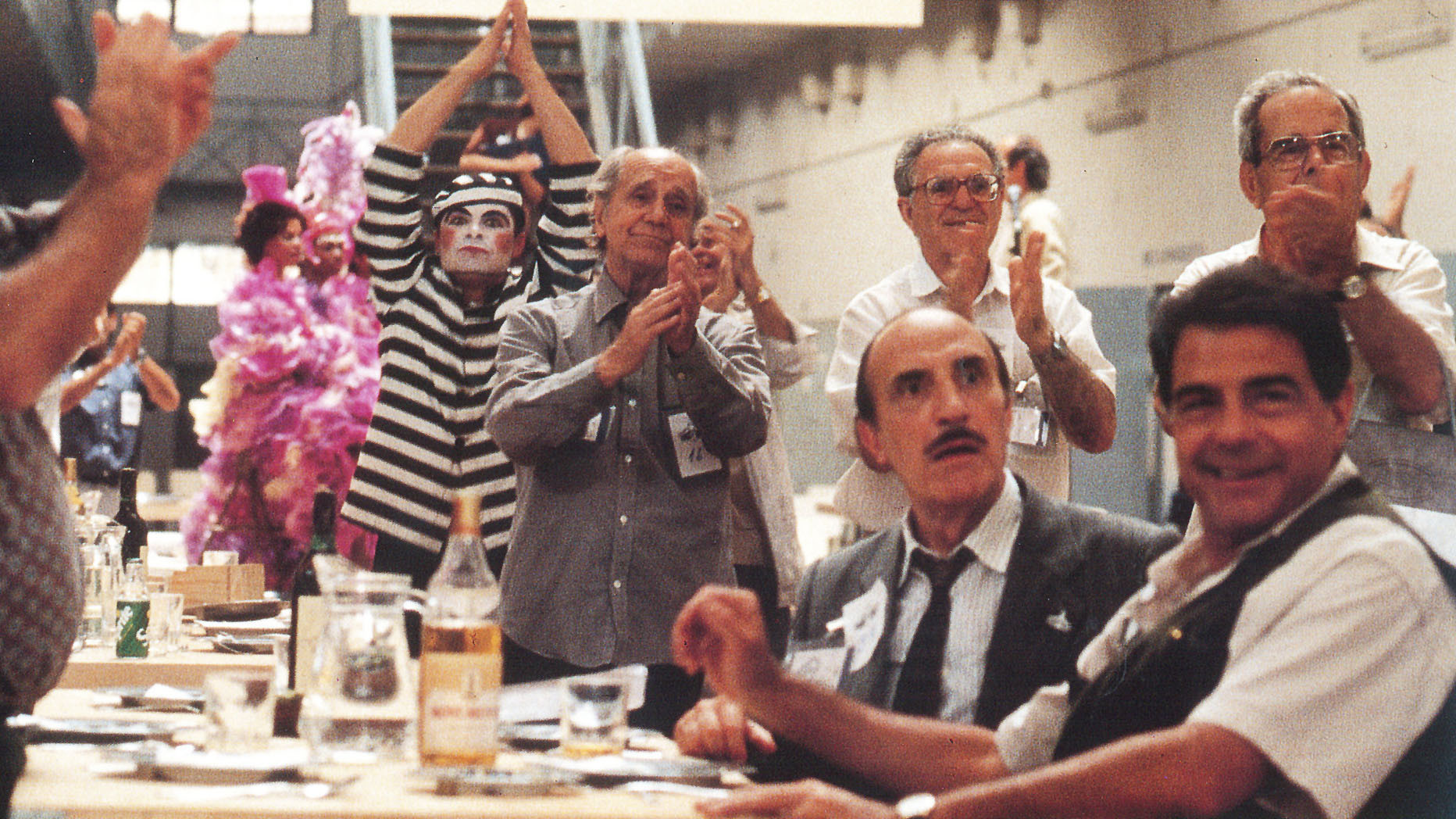 Todos a la cárcel Background