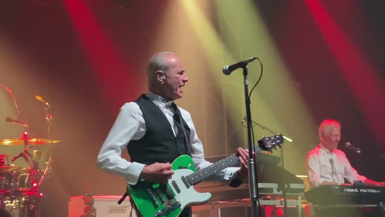 Status Quo, Rockin' All Over The World Background