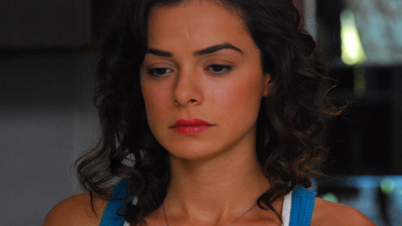 Cesaretin Var mı Aşka Background