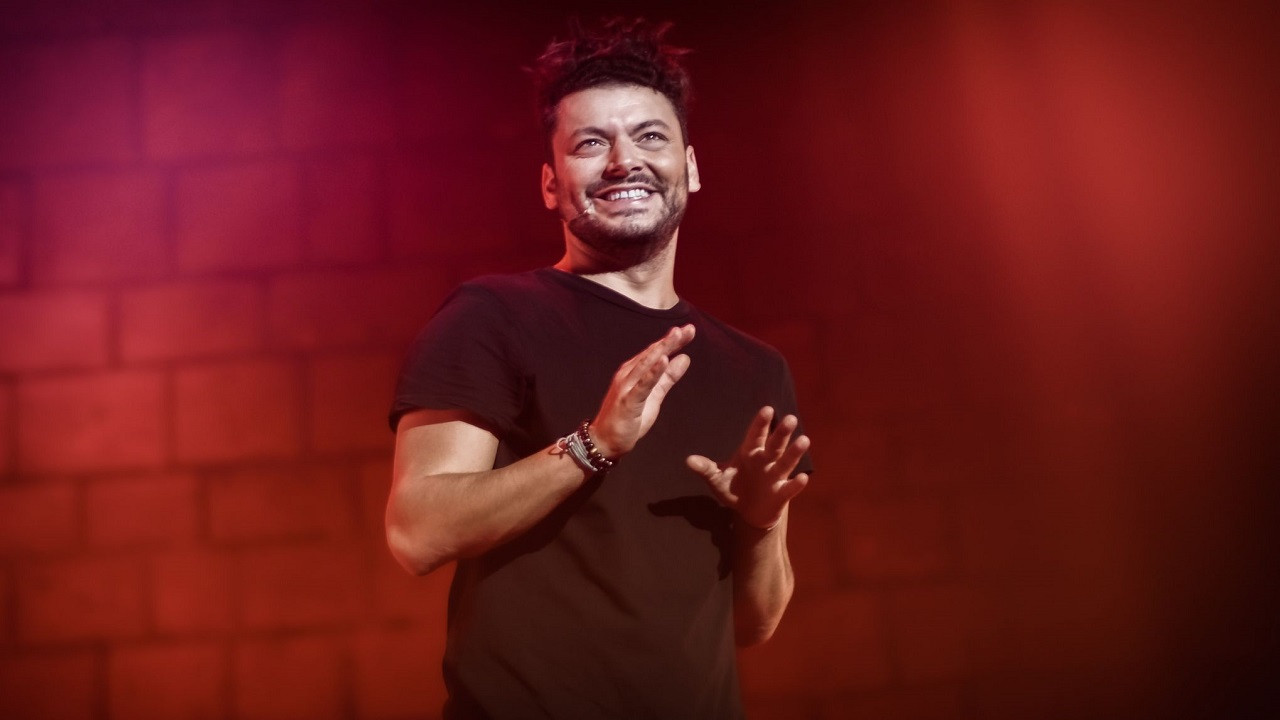 Kev Adams : La Dernière en direct Background