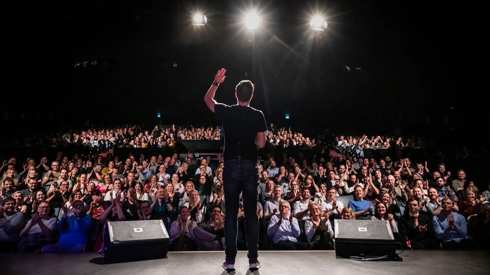 Michael Schøt: DÆMONKRATI Background