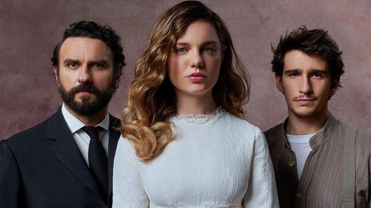 The consulate of Julia Background