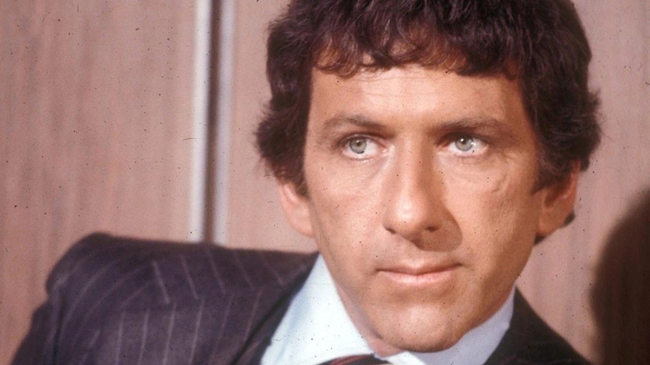Petrocelli Background